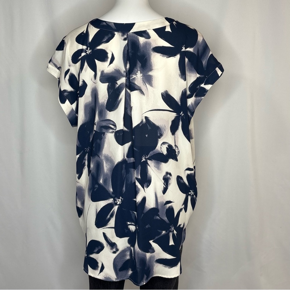 Simply Vera Vera Wang Floral V-Neck Short Sleeve Blouse - Navy & White, XXL - Picture 3 of 9